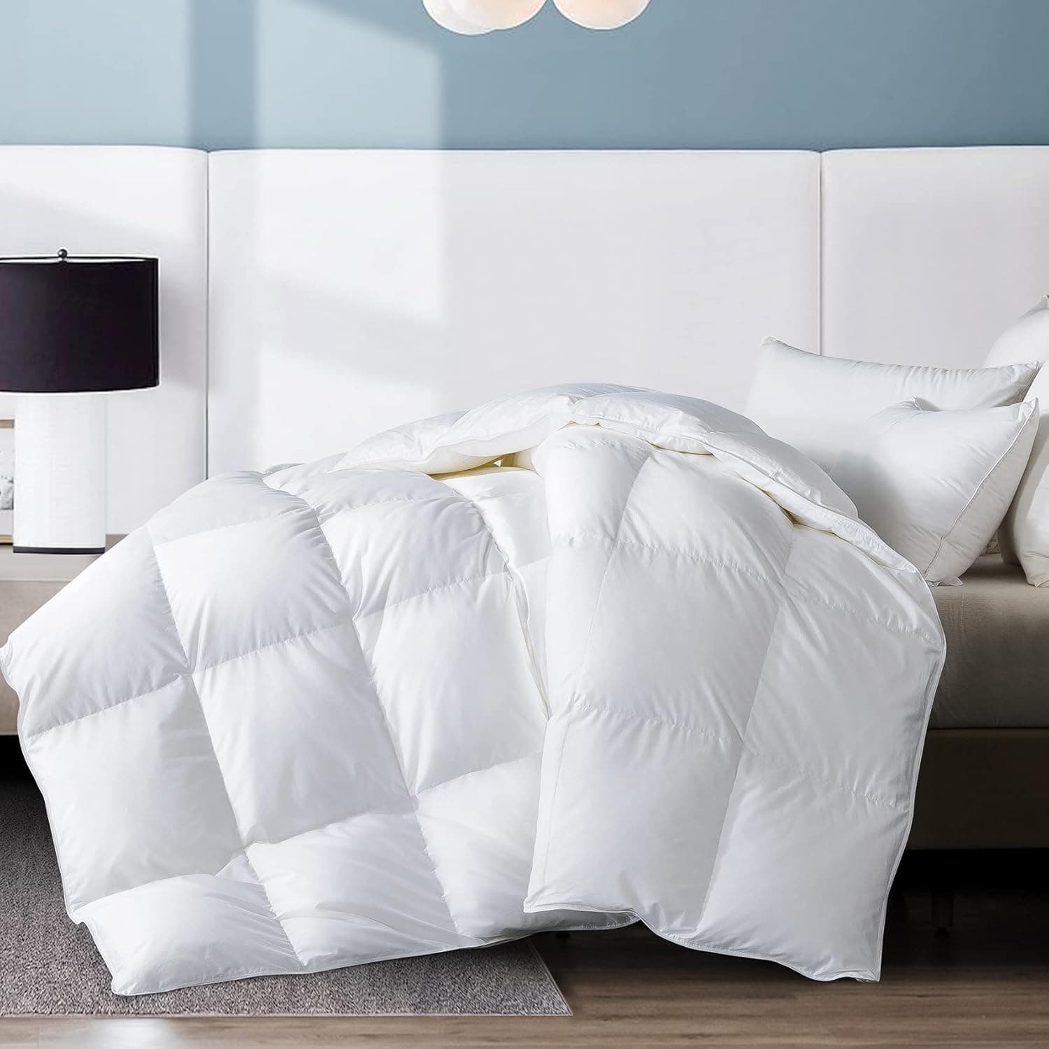 WhatsBedding Edredom King leve de penas de ganso e plumas - Coleção de hotel luxuoso - Capa de 100% algodão branco fino com enchimento de edredom com abas de canto - King Size 260 x 234 cm